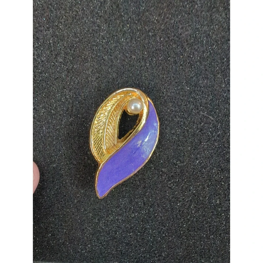 Vintage Antique Purple Enamel Pin‎ with Pearl- Brooch Gold Tone